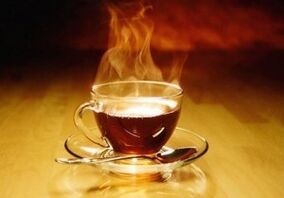 Voňavý nápoj na bázi čaje, medu a vodky pro posílení mužské síly
